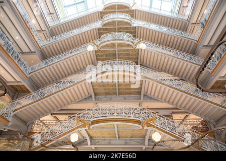 ©PHOTOPQR/LE PARISIEN/Milla Morisson ; Paris 01 ; 15/06/2021 ; Visite de la Samaritaine le 15 juin 2021 Paris 01, une semaine avant la création Fondée en 1870, elle a fermé pour les raisons de sécurité en 2005, elle rouvrira ses portes au public le 19 juin 2021 - réouverture de la Samaritaine. Après seize ans de fermeture et 750 millions d'euros de travail, le grand magasin parisien rouvre ses portes. Banque D'Images