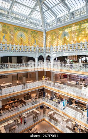 ©PHOTOPQR/LE PARISIEN/Milla Morisson ; Paris 01 ; 15/06/2021 ; Visite de la Samaritaine le 15 juin 2021 Paris 01, une semaine avant la création Fondée en 1870, elle a fermé pour les raisons de sécurité en 2005, elle rouvrira ses portes au public le 19 juin 2021 - réouverture de la Samaritaine. Après seize ans de fermeture et 750 millions d'euros de travail, le grand magasin parisien rouvre ses portes. Banque D'Images