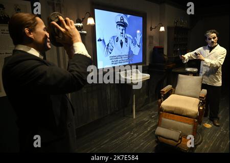 ©PHOTOPQR/L'EST REPUBLICAIN/ALEXANDRE MARCHI ; CORSIER SUR VEVEY ; 11/05/2021 ; CINÉMA - LE MONDE DE CHAPLIN PAR GRÉVIN - MUSÉE MÉMOIRE ET ŒUVRE DE CHARLIE CHAPLIN. Corsier-sur-Vevey 11 mai 2021. « Le Studio » pour entrer dans l'univers spectaculaire du cinéma muet dans les pas de Charlot. Statue de cercle de Charles Chaplin dans le périmètre du barbier juif dans le film 'le Dictator ('le Grand dictateur'). PHOTO Alexandre MARCHI. - CHAPLIN ET « LE GRAND DICTATEUR » DU 12 MARS AU 29 AOÛT 2021 cette exposition attire les visiteurs dans les coulisses, avec des objets jamais vus détaillant le SIH Banque D'Images