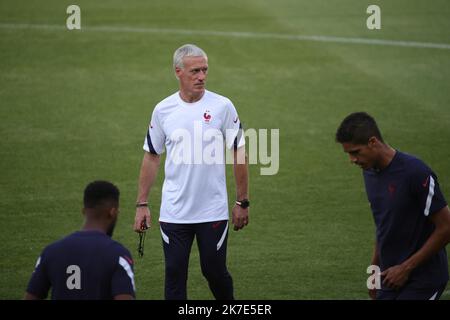 ©PHOTOPQR/LE PARISIEN/Olivier Arandel ; Budapest ; 22/06/2021 ; Budapest (Honneur) Mardi 22 juin 2021 football UEFA Euro 2020 (2021) Equipe de France Environnement au Stade Nandor Hidegkuti J-1 avant Portugal - France Didier Deschamps sélectionneur de l'équipement de france - Budapest, Hongrie, 22 juin 2021 UEFA Euro 2020 France équipe nationale à l'entraînement Banque D'Images