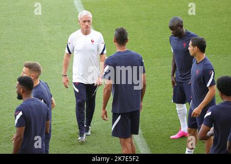 ©PHOTOPQR/LE PARISIEN/Olivier Arandel ; Budapest ; 22/06/2021 ; Budapest (Honneur) Mardi 22 juin 2021 football UEFA Euro 2020 (2021) Equipe de France Environnement au Stade Nandor Hidegkuti J-1 avant Portugal - France Didier Deschamps sélectionneur de l'équipement de france - Budapest, Hongrie, 22 juin 2021 UEFA Euro 2020 France équipe nationale à l'entraînement Banque D'Images
