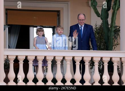 ©PHOTOPQR/NICE MATIN/Jean François Ottonello ; Monaco ; 23/06/2021 ; PAS DE TABLOÏDS - PAS DE WEB - OTTONELLO JEAN-FRANÇOIS - mercredi 23 juin 2021 à Monaco - Fête de la Saint-Jean place du palais principal en présence du prince Albert II, du prince militaire Jacques et la princesse Gabriella avec danse de la palladianne St. Festival de la Journée du Jean à Monaco le 23 juin 2021 Banque D'Images