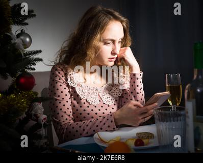 Jeune femme en colère dans une querelle sur la nuit de Noël Banque D'Images