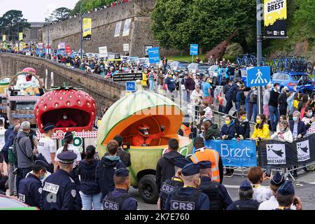 ©PHOTOPQR/OUEST FRANCE/Eddy LEMAISTRE ; BREST ; 26/06/2021 ; Tour de France 2021 - 1ère étape principale Brest et Landerneau - Caravane publiitaire 1st de l'édition 108th de la course cycliste Tour de France, à 197 km entre Brest et Landerneau, sur 26 juin 2021. Banque D'Images