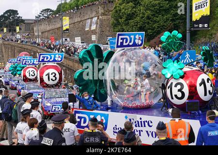 ©PHOTOPQR/OUEST FRANCE/Eddy LEMAISTRE ; BREST ; 26/06/2021 ; Tour de France 2021 - 1ère étape principale Brest et Landerneau - Caravane publiitaire 1st de l'édition 108th de la course cycliste Tour de France, à 197 km entre Brest et Landerneau, sur 26 juin 2021. Banque D'Images