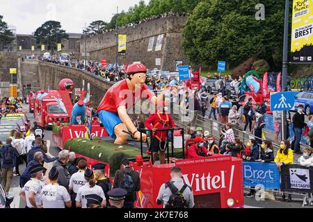 ©PHOTOPQR/OUEST FRANCE/Eddy LEMAISTRE ; BREST ; 26/06/2021 ; Tour de France 2021 - 1ère étape principale Brest et Landerneau - Caravane publiitaire 1st de l'édition 108th de la course cycliste Tour de France, à 197 km entre Brest et Landerneau, sur 26 juin 2021. Banque D'Images