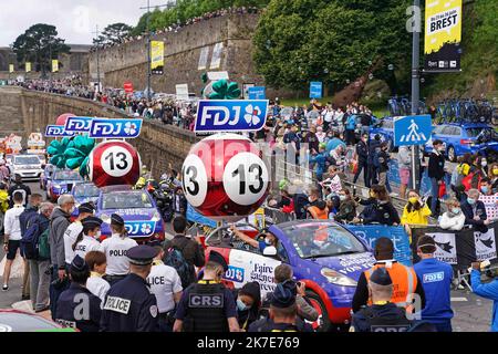 ©PHOTOPQR/OUEST FRANCE/Eddy LEMAISTRE ; BREST ; 26/06/2021 ; Tour de France 2021 - 1ère étape principale Brest et Landerneau - Caravane publiitaire 1st de l'édition 108th de la course cycliste Tour de France, à 197 km entre Brest et Landerneau, sur 26 juin 2021. Banque D'Images