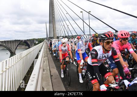 ©PHOTOPQR/LE TÉLÉGRAMME/NICOLAS CRÉACH ; ; ; 26/06/2021 ; PHOTO NICOLAS CREACH / LE TÉLÉGRAMME. Cyclame. Saison 2021. 26 juin 2021 Tour de France 2021 1 ère étape du Tour de France 2021 Brest - Landerneau ( 197,8 KM ) les couleurs du tour passe le de Plougastel-Daoulas 1st étape de l'édition 108th de la course cycliste Tour de France, 197 km entre Brest et Landerneau, Sur 26 juin 2021. Banque D'Images