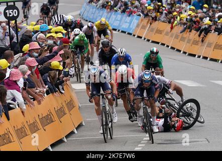 ©PHOTOPQR/OUEST FRANCE/Eddy LEMAISTRE ; PONTIVY ; 28/06/2021 ; Tour de France 2021 - 3ème étape principale Lorient et Pontivy - rivée des coureurs à Pontivy, et chute de Peter Sagan (Bora) et Cabel Ewan (Lotto Soudal) 3rd étape de l'édition 108th de la course cycliste Tour de France 182 km entre Lorient et Pontivy, sur 28 juin 2021. Banque D'Images