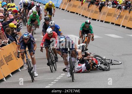 ©PHOTOPQR/OUEST FRANCE/Eddy LEMAISTRE ; PONTIVY ; 28/06/2021 ; Tour de France 2021 - 3ème étape principale Lorient et Pontivy - rivée des coureurs à Pontivy, et chute de Peter Sagan (Bora) et Cabel Ewan (Lotto Soudal) 3rd étape de l'édition 108th de la course cycliste Tour de France 182 km entre Lorient et Pontivy, sur 28 juin 2021. Banque D'Images