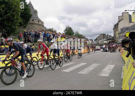 ©PHOTOPQR/OUEST FRANCE/Eddy LEMAISTRE ; PONTIVY ; 28/06/2021 ; Tour de France 2021 - 3ème étape principale Lorient et Pontivy - rivée des coureurs à Pontivy, au fond le coureur Cabel Ewan (Lotto Soudal) se fait soir soir 3rd étape de la course cycliste Tour de France, édition 108th 182 km entre Lorient et Pontivy, sur 28 juin 2021. Banque D'Images