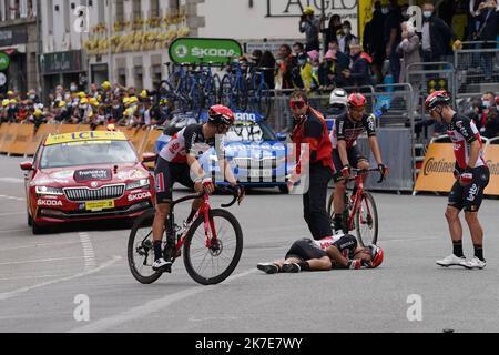 ©PHOTOPQR/OUEST FRANCE/EDDY LEMAISTRE ; PONTIVY ; 28/06/2021 ; Tour de France 2021 - 3ème étape entre Lorient et Pontivy - Cabel Ewan (Lotto Soudal) reste au sol après sa chute avec Peter Sagan 3rd étape de l'édition 108th de la course cycliste Tour de France, à 182 km entre Lorient et Pontivy, sur 28 juin 2021. Banque D'Images