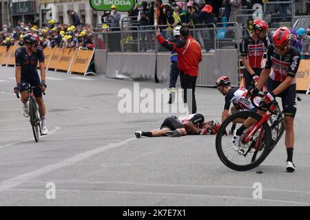 ©PHOTOPQR/OUEST FRANCE/EDDY LEMAISTRE ; PONTIVY ; 28/06/2021 ; Tour de France 2021 - 3ème étape entre Lorient et Pontivy - Cabel Ewan (Lotto Soudal) reste au sol après sa chute avec Peter Sagan 3rd étape de l'édition 108th de la course cycliste Tour de France, à 182 km entre Lorient et Pontivy, sur 28 juin 2021. Banque D'Images