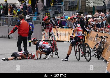 ©PHOTOPQR/OUEST FRANCE/EDDY LEMAISTRE ; PONTIVY ; 28/06/2021 ; Tour de France 2021 - 3ème étape entre Lorient et Pontivy - Cabel Ewan (Lotto Soudal) reste au sol après sa chute avec Peter Sagan 3rd étape de l'édition 108th de la course cycliste Tour de France, à 182 km entre Lorient et Pontivy, sur 28 juin 2021. Banque D'Images