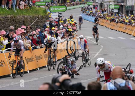 ©PHOTOPQR/OUEST FRANCE/Eddy LEMAISTRE ; PONTIVY ; 28/06/2021 ; Tour de France 2021 - 3ème étape principale Lorient et Pontivy - rivée des coureurs à Pontivy, et chute de Peter Sagan (Bora) et Cabel Ewan (Lotto Soudal) 3rd étape de l'édition 108th de la course cycliste Tour de France 182 km entre Lorient et Pontivy, sur 28 juin 2021. Banque D'Images