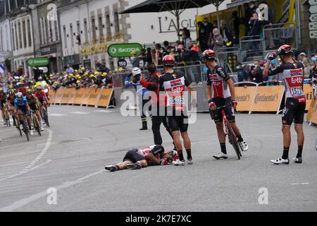 ©PHOTOPQR/OUEST FRANCE/EDDY LEMAISTRE ; PONTIVY ; 28/06/2021 ; Tour de France 2021 - 3ème étape entre Lorient et Pontivy - Cabel Ewan (Lotto Soudal) reste au sol après sa chute avec Peter Sagan 3rd étape de l'édition 108th de la course cycliste Tour de France, à 182 km entre Lorient et Pontivy, sur 28 juin 2021. Banque D'Images