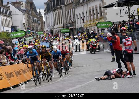 ©PHOTOPQR/OUEST FRANCE/EDDY LEMAISTRE ; PONTIVY ; 28/06/2021 ; Tour de France 2021 - 3ème étape entre Lorient et Pontivy - Cabel Ewan (Lotto Soudal) reste au sol après sa chute avec Peter Sagan 3rd étape de l'édition 108th de la course cycliste Tour de France, à 182 km entre Lorient et Pontivy, sur 28 juin 2021. Banque D'Images