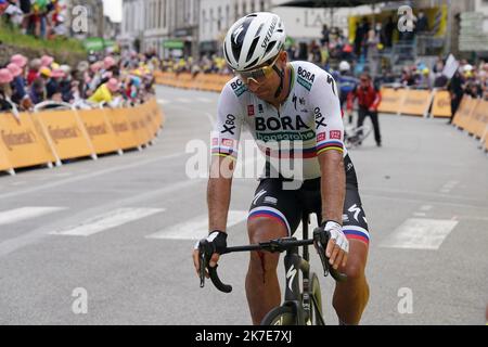 ©PHOTOPQR/OUEST FRANCE/EDDY LEMAISTRE ; PONTIVY ; 28/06/2021 ; Tour de France 2021 - 3ème étape principale Lorient et Pontivy - Peter Sagan (Bora) repart apres sa chute avec Cabel Ewan 3rd de l'édition 108th de la course cycliste Tour de France, à 182 km entre Lorient et Pontivy, sur 28 juin 2021. Banque D'Images