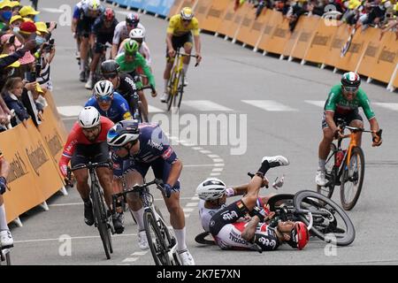 ©PHOTOPQR/OUEST FRANCE/Eddy LEMAISTRE ; PONTIVY ; 28/06/2021 ; Tour de France 2021 - 3ème étape principale Lorient et Pontivy - rivée des coureurs à Pontivy, et chute de Peter Sagan (Bora) et Cabel Ewan (Lotto Soudal) 3rd étape de l'édition 108th de la course cycliste Tour de France 182 km entre Lorient et Pontivy, sur 28 juin 2021. Banque D'Images