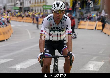 ©PHOTOPQR/OUEST FRANCE/EDDY LEMAISTRE ; PONTIVY ; 28/06/2021 ; Tour de France 2021 - 3ème étape principale Lorient et Pontivy - Peter Sagan (Bora) repart apres sa chute avec Cabel Ewan 3rd de l'édition 108th de la course cycliste Tour de France, à 182 km entre Lorient et Pontivy, sur 28 juin 2021. Banque D'Images