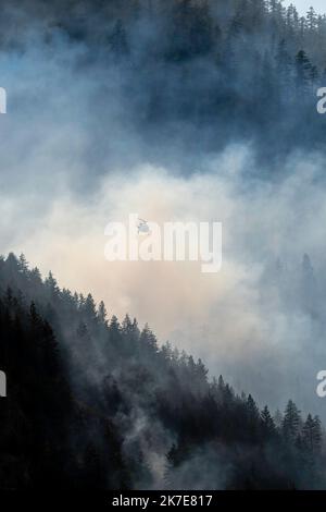 Un hélicoptère dépose de l'eau sur un feu de forêt qui brûle au feu du ruisseau Nohomin dans le parc provincial Stein Valley NlakaÕpamux Heritage, au nord de Lytton, Banque D'Images