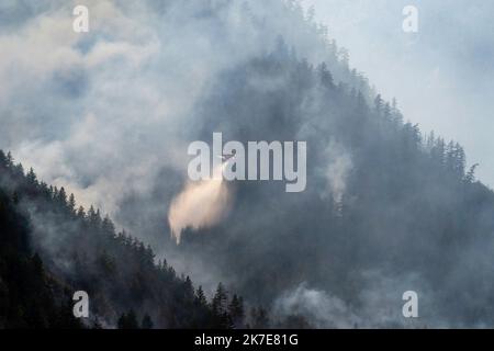 Un hélicoptère dépose de l'eau sur un feu de forêt qui brûle au feu du ruisseau Nohomin dans le parc provincial Stein Valley NlakaÕpamux Heritage, au nord de Lytton, Banque D'Images