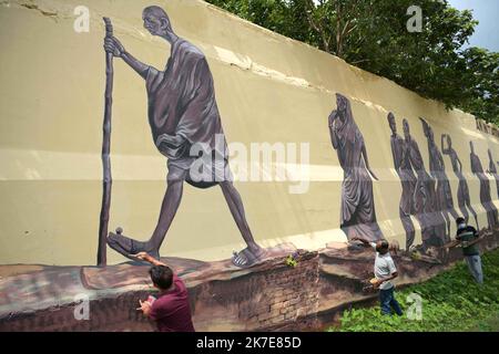 ©Abhisek Saha / le Pictorium/MAXPPP - Abhisek Saha / le Pictorium - 25/6/2021 - Inde / Tripura / Agartala - dans le cadre de la célébration du 75E anniversaire de l'indépendance de l'Inde (Azadi ka AmSAV Mahotrit), Des artistes ont jeté un coup d'œil aux portraits de célébrités combattantes de la liberté et des scènes d'incidents importants survenus pendent la bataille pour la liberté sur les murs de l'ancienne prison située à la peripherie de la ville d'Agartala. L'initiative a ete pry par Agartala Smart City Mission. / 25/6/2021 - Inde / Tripura / Agartala - dans le cadre de la célébration du 75th anniversaire de moi Banque D'Images