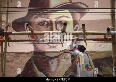 ©Abhisek Saha / le Pictorium/MAXPPP - Abhisek Saha / le Pictorium - 25/6/2021 - Inde / Tripura / Agartala - dans le cadre de la célébration du 75E anniversaire de l'indépendance de l'Inde (Azadi ka AmSAV Mahotrit), Des artistes ont jeté un coup d'œil aux portraits de célébrités combattantes de la liberté et des scènes d'incidents importants survenus pendent la bataille pour la liberté sur les murs de l'ancienne prison située à la peripherie de la ville d'Agartala. L'initiative a ete pry par Agartala Smart City Mission. / 25/6/2021 - Inde / Tripura / Agartala - dans le cadre de la célébration du 75th anniversaire de moi Banque D'Images