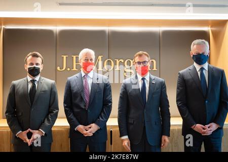 @ Pool/Eric TSCHAEN/Maxppp, France, paris, 2021/06/29 Jamie Dimon, PDG de JP Morgan, Emmanuel Macron, président de la République, Kyril Courboin, président France de JP Morgan et Bruno le Maire, ministre de l'Economie et des Finances?, Lors de l'inauguration des bureaux parisiens de la banque JP Morgan Nouveau siège français de la banque JP Morgan à Paris, France, 29 juin 2021 Banque D'Images