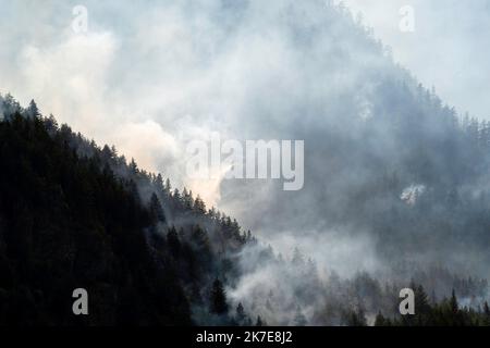 Un hélicoptère dépose de l'eau sur un feu de forêt qui brûle au feu du ruisseau Nohomin dans le parc provincial Stein Valley NlakaÕpamux Heritage, au nord de Lytton, Banque D'Images