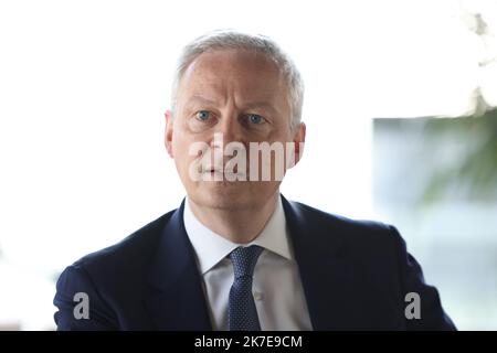 ©PHOTOPQR/LE PARISIEN/Arnaud Journois ; PARIS ; 02/07/2021 ; ENTRETIEN AVEC BRUNO LE MAIRE , MINISTRE DE l'ECONOMIE , DES FINANCES et DE LA RELANCE DANS SON BUREAU A BERCY Bruno Lemaire, Ministre de l'Economie, des Finances et de la relance dans son bureau au Ministère des Finances de Bercy Banque D'Images