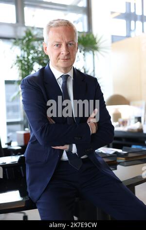 ©PHOTOPQR/LE PARISIEN/Arnaud Journois ; PARIS ; 02/07/2021 ; ENTRETIEN AVEC BRUNO LE MAIRE , MINISTRE DE l'ECONOMIE , DES FINANCES et DE LA RELANCE DANS SON BUREAU A BERCY Bruno Lemaire, Ministre de l'Economie, des Finances et de la relance dans son bureau au Ministère des Finances de Bercy Banque D'Images