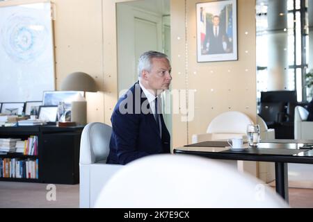 ©PHOTOPQR/LE PARISIEN/Arnaud Journois ; PARIS ; 02/07/2021 ; ENTRETIEN AVEC BRUNO LE MAIRE , MINISTRE DE l'ECONOMIE , DES FINANCES et DE LA RELANCE DANS SON BUREAU A BERCY Bruno Lemaire, Ministre de l'Economie, des Finances et de la relance dans son bureau au Ministère des Finances de Bercy Banque D'Images