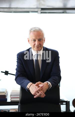 ©PHOTOPQR/LE PARISIEN/Arnaud Journois ; PARIS ; 02/07/2021 ; ENTRETIEN AVEC BRUNO LE MAIRE , MINISTRE DE l'ECONOMIE , DES FINANCES et DE LA RELANCE DANS SON BUREAU A BERCY Bruno Lemaire, Ministre de l'Economie, des Finances et de la relance dans son bureau au Ministère des Finances de Bercy Banque D'Images