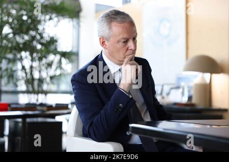 ©PHOTOPQR/LE PARISIEN/Arnaud Journois ; PARIS ; 02/07/2021 ; ENTRETIEN AVEC BRUNO LE MAIRE , MINISTRE DE l'ECONOMIE , DES FINANCES et DE LA RELANCE DANS SON BUREAU A BERCY Bruno Lemaire, Ministre de l'Economie, des Finances et de la relance dans son bureau au Ministère des Finances de Bercy Banque D'Images