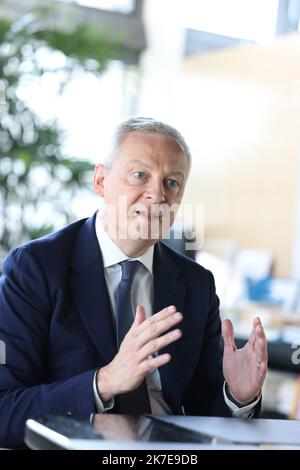 ©PHOTOPQR/LE PARISIEN/Arnaud Journois ; PARIS ; 02/07/2021 ; ENTRETIEN AVEC BRUNO LE MAIRE , MINISTRE DE l'ECONOMIE , DES FINANCES et DE LA RELANCE DANS SON BUREAU A BERCY Bruno Lemaire, Ministre de l'Economie, des Finances et de la relance dans son bureau au Ministère des Finances de Bercy Banque D'Images