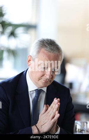 ©PHOTOPQR/LE PARISIEN/Arnaud Journois ; PARIS ; 02/07/2021 ; ENTRETIEN AVEC BRUNO LE MAIRE , MINISTRE DE l'ECONOMIE , DES FINANCES et DE LA RELANCE DANS SON BUREAU A BERCY Bruno Lemaire, Ministre de l'Economie, des Finances et de la relance dans son bureau au Ministère des Finances de Bercy Banque D'Images