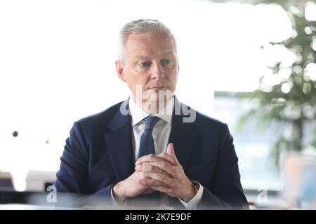 ©PHOTOPQR/LE PARISIEN/Arnaud Journois ; PARIS ; 02/07/2021 ; ENTRETIEN AVEC BRUNO LE MAIRE , MINISTRE DE l'ECONOMIE , DES FINANCES et DE LA RELANCE DANS SON BUREAU A BERCY Bruno Lemaire, Ministre de l'Economie, des Finances et de la relance dans son bureau au Ministère des Finances de Bercy Banque D'Images