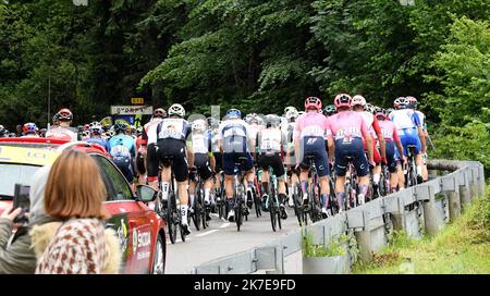 ©PHOTOPQR/LE PROGRES/Catherine AULAZ - Oyonnax 03/07/2021 - départ Tour de France à Oyonnax - 3 juillet 2021 - Tour de France 2021 - 8e Etape Oyonnax (Ain) - Grand-Bornand (haute-Savoie). Les couleurs quittaient Oyonnax par la route d'Echalle. 2021 Tour de France course cycliste sur 3 juillet 2021 Banque D'Images