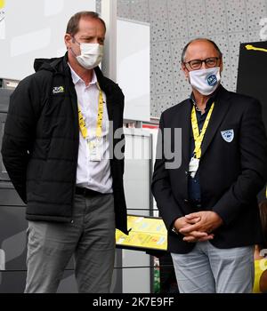 ©PHOTOPQR/LE PROGRES/Catherine AULAZ - Oyonnax 03/07/2021 - départ Tour de France à Oyonnax - 3 juillet 2021 - Tour de France 2021 - 8e Etape Oyonnax (Ain) - Grand-Bornand (haute-Savoie). Christian Prudhomme (à gauche), le patron du Tour avec Jean Deguerry (président du Conseil départemental). 2021 Tour de France course cycliste sur 3 juillet 2021 Banque D'Images