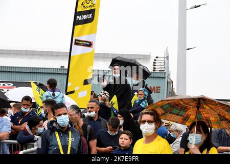 ©PHOTOPQR/LE PROGRES/Catherine AULAZ - Oyonnax 03/07/2021 - départ Tour de France à Oyonnax - 3 juillet 2021 - Tour de France 2021 - 8e Etape Oyonnax (Ain) - Grand-Bornand (haute-Savoie). Les fans de cyclisme font le tour du rendez-vous. 2021 Tour de France course cycliste sur 3 juillet 2021 Banque D'Images