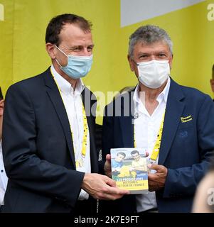 ©PHOTOPQR/LE PROGRES/Catherine AULAZ - Oyonnax 03/07/2021 - départ Tour de France à Oyonnax - 3 juillet 2021 - Tour de France 2021 - 8e Etape Oyonnax (Ain) - Grand-Bornand (haute-Savoie). Le président de la Fédération française de cyciste, Michel Callot, ici aux pôles de Bernard Thévenet, est bressan et donne chez lui dans l'Ain 2021 Tour de France course cycliste sur 3 juillet 2021 Banque D'Images