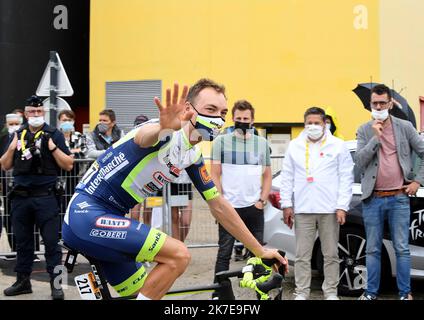 ©PHOTOPQR/LE PROGRES/Catherine AULAZ - Oyonnax 03/07/2021 - départ Tour de France à Oyonnax - 3 juillet 2021 - Tour de France 2021 - 8e Etape Oyonnax (Ain) - Grand-Bornand (haute-Savoie). Le Belge, Loïc Vliegen saluent ses partisans venus l'encourt. 2021 Tour de France course cycliste sur 3 juillet 2021 Banque D'Images