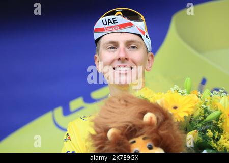 ©Pierre Teyssot/MAXPPP ; TOUR DE FRANCE 2021- UCI Cyclisme World Tour sous épidémie de virus. Étape 8th d'Oyonnax au Grand Bornand le 3rd juillet 2021, le Grand Bornand, France. En action Tadej Pogacar Slovénie Emirates équipe eau avec son maillot jaune sur le podium. Â© Pierre Teyssot / Maxppp Banque D'Images