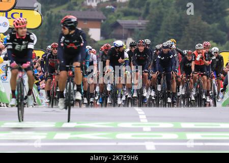 ©Pierre Teyssot/MAXPPP ; TOUR DE FRANCE 2021- UCI Cyclisme World Tour sous épidémie de virus. Étape 8th d'Oyonnax au Grand Bornand le 3rd juillet 2021, le Grand Bornand, France. Le peloton arrive à la fin. Â© Pierre Teyssot / Maxppp Banque D'Images