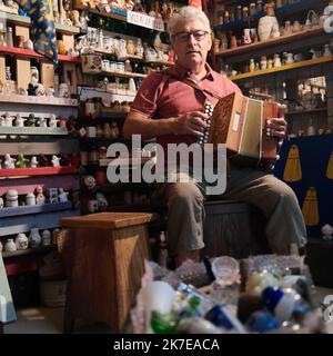 ©PHOTOPQR/LE PROGRES/Philippe TRIAS - 06/07/2021 - Musée de Salières, Lons-le-Saunier, 6 juillet 2021. -Le 1er musée de Salières en France. Le petit musée insolite de Salières de Sellières. Les visites gratuites du musée se font police avec Pierre Bouley, collecteur du yeux, qui accouple les visites en musique. Des salières du monde entier sont visibles sur les étagères. - Musée du pot de sel à Lons-le-Saunier en France 6 juillet 2021 Banque D'Images