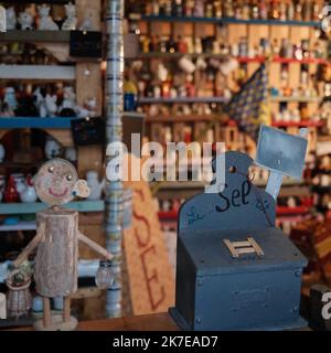 ©PHOTOPQR/LE PROGRES/Philippe TRIAS - 06/07/2021 - Musée de Salières, Lons-le-Saunier, 6 juillet 2021. -Le 1er musée de Salières en France. Le petit musée insolite de Salières de Sellières. Les visites gratuites du musée se font police avec Pierre Bouley, collecteur du yeux, qui accouple les visites en musique. Des salières du monde entier sont visibles sur les étagères. - Musée du pot de sel à Lons-le-Saunier en France 6 juillet 2021 Banque D'Images