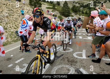 ©PHOTOPQR/LA PROVENCE/REY Jérôme ; Avignon ; 07/07/2021 ; Badoin Mont Ventoux tour de France Etape 11 Sorgues Malaucene Wout Van Aert vainqueur de l'etape et Julian Alaphilippe 11th de l'édition 108th de la course cycliste Tour de France, 198 km entre Sorgues et Malaucene, sur 07 juillet 2021. Banque D'Images