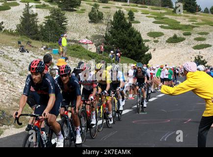 ©PHOTOPQR/LA PROVENCE/REY Jérôme ; Avignon ; 07/07/2021 ; Badoin Mont Ventoux tour de France Etape 11 Sorgues Malaucene Tadej Pogacar maillot jaune dans le peloton 11th étape de l'édition 108th de la course cycliste Tour de France, 198 km entre Sorgues et Malaucene, sur 07 juillet 2021. Banque D'Images