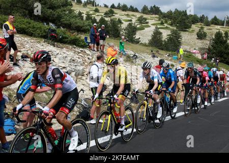 ©PHOTOPQR/LA PROVENCE/REY Jérôme ; Avignon ; 07/07/2021 ; Badoin Mont Ventoux tour de France Etape 11 Sorgues Malaucene Tadej Pogacar maillot jaune dans le peloton 11th étape de l'édition 108th de la course cycliste Tour de France, 198 km entre Sorgues et Malaucene, sur 07 juillet 2021. Banque D'Images